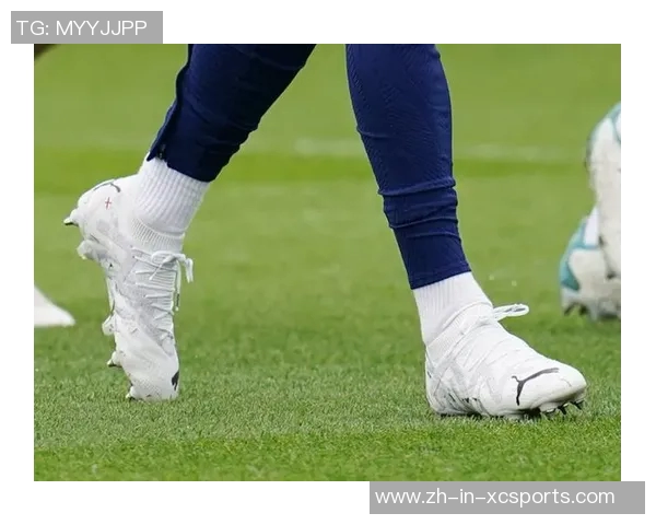 喜爱穿白色足球鞋的球星们盘点与背后故事解析 喜爱穿白色足球鞋的球星们盘点与背后故事解析